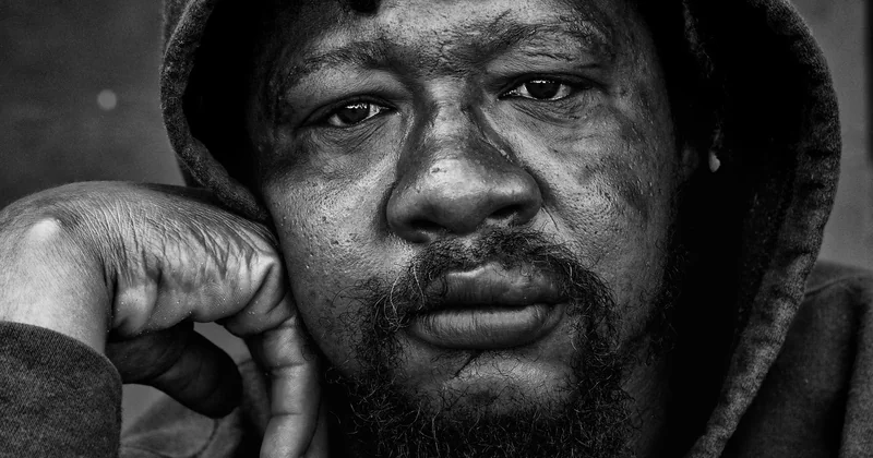 Parcours, famille et visibilité : le portrait d'un homme en retrait